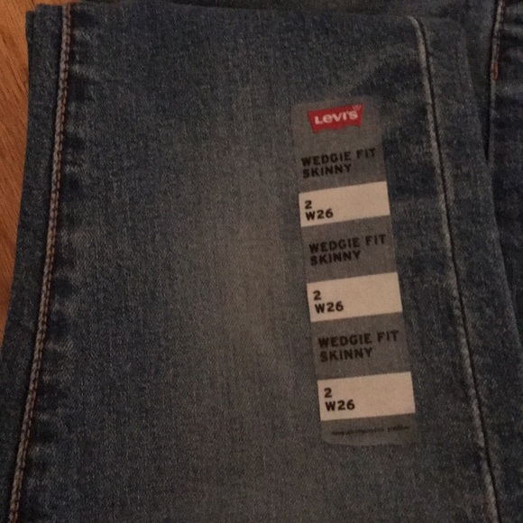 NWT Levi’s wedgie skinny blue ripped size 26 - Picture 3 of 3